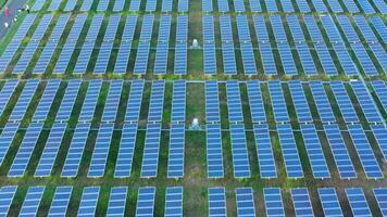 vista aérea de drone voando sobre painéis solares em linha, paisagem de energia verde energia elétrica inovação ecologia natureza ambiente video