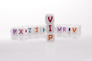 bloques de letras y la palabra vip foto