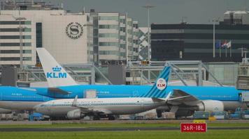 amsterdam, niederlande 27. juli 2017 - boeing 737 8k2, ph bxa von klm rollt zum terminal nach der landung am flughafen schiphol, amsterdam. tourismus- und reisekonzept video