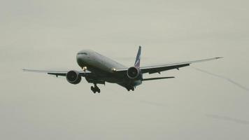 moscú, federación rusa 29 de julio de 2021 - boeing 777 aeroflot aterrizando en el aeropuerto internacional sheremetyevo, moscú svo. el avión llega bajo fuertes lluvias. video