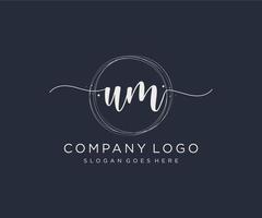 logotipo femenino inicial um. utilizable para logotipos de naturaleza, salón, spa, cosmética y belleza. elemento de plantilla de diseño de logotipo de vector plano.