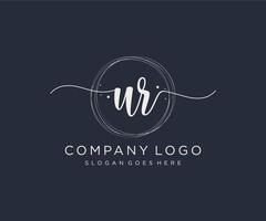 logotipo femenino inicial ur. utilizable para logotipos de naturaleza, salón, spa, cosmética y belleza. elemento de plantilla de diseño de logotipo de vector plano.