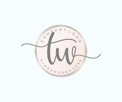 logo femenino inicial tw. utilizable para logotipos de naturaleza, salón, spa, cosmética y belleza. elemento de plantilla de diseño de logotipo de vector plano.