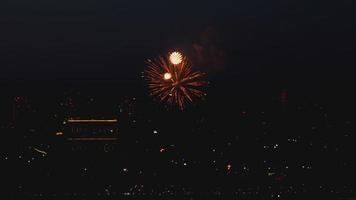 fuegos artificiales con vista de la luz nocturna del paisaje urbano del horizonte de novosibirsk video