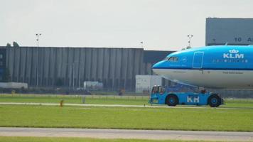 amsterdam, il Olanda luglio 26, 2017 - klm airbus 330 ph aod essere rimorchiato di un' trattore per servizio. Schiphol aeroporto, amsterdam, Olanda video