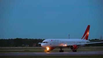 novosibirsk, ryska federation juni 10, 2020 - kunglig flyg boeing 757 vp blb taxning till bana innan avresa, tidigt morgon. video