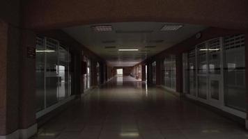 interior vazio com longo corredor video