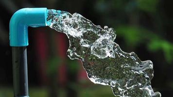 Sauberes Wasser fürs Leben. Gutes Wassermanagement macht Wasser für immer verfügbar. video