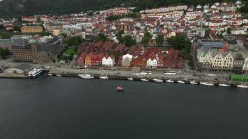 bryggen à bergen, norvège par drone video