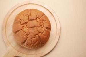 toma de detalle de pan horneado de grano entero en la mesa foto