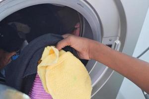 primer plano de paños en una lavadora. foto