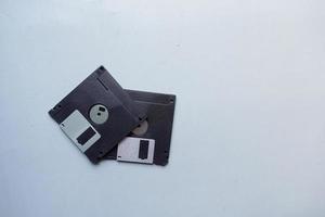 un viejo disquete vintage sobre un fondo gris. foto