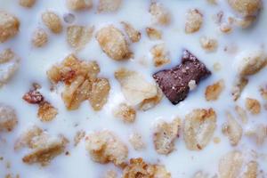 toma detallada de granola musli mezclada con leche en un bol foto