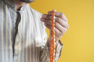 Hombre musulmán manténgase de la mano en gestos de oración durante el Ramadán, de cerca foto