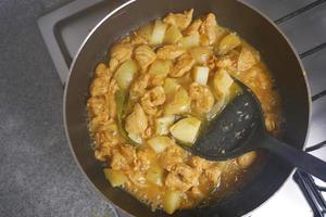 cocinar pollo al curry en una sartén