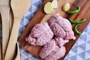 Cerca de cerebro de cordero en una tabla de cortar foto