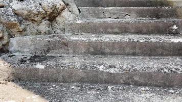 vecchio pietra scale, filmato, antico scala nel un' piccolo villaggio vicino simpatico, Francia. video