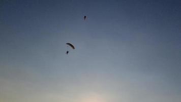 een onzichtbaar skydiver aflopend Aan een parachute video