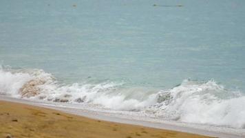 schöne welle am strand, klares wasser, weißer sand an der andamanensee phuket thailand. video