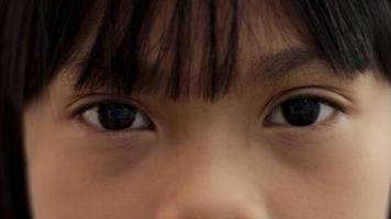 primer plano de la cara de una niña de escuela primaria video