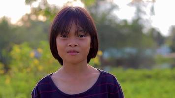 detailopname van de gezicht van een elementair school- meisje, kind meisje, langzaam beweging video