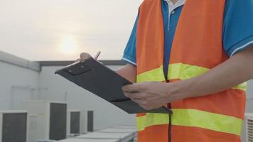 ingegneri controllo il raffreddamento sistema di il fabbrica su sera. vdo rallentatore di utilità ingegnere, Manutenzione ingegnere, fabbrica ingegnere. video