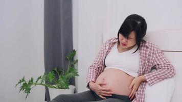 femme enceinte éprouve une douleur intense à la suite de la normale. les symptômes de douleurs abdominales et dorsales commencent à apparaître davantage avec l'augmentation de l'âge gestationnel. concept douleur pendant la grossesse. video