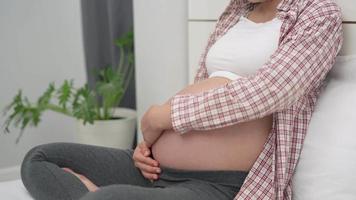 las mujeres embarazadas usan el tacto manual en el estómago durante 8 meses de embarazo. acariciar la barriga durante el embarazo es un gesto común de los gestos para captar las reacciones del feto. video