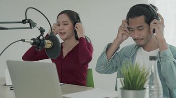 maschio e femmina ufficiali salutò saluti per spettatori chi erano visualizzazione il programma in linea. donna e uomini sorridente e contento durante su aria vivere fumante. vivere cottura a vapore per nuovo concetto. video