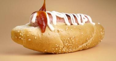 bollo de hot dog y salchicha a la parrilla con salsa de ketchup, cocina de comida callejera
