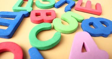 números y letras magnéticos multicolores para enseñar a niños en edad preescolar video