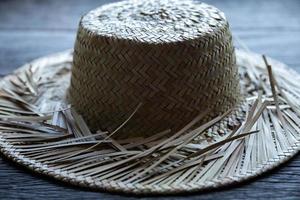 sombrero de paja contra una vieja superficie de madera foto