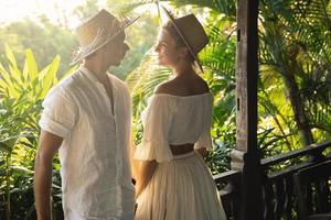 pareja joven sentada en la terraza durante el día de verano foto