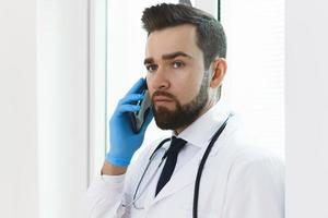oficial médico jefe confiado hablando por teléfono foto