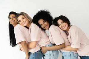 diversidad multicultural y amistad. grupo de mujeres de diferentes etnias. foto