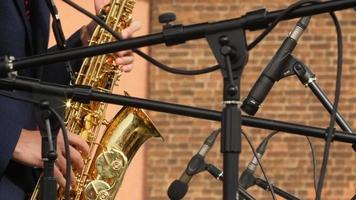 saxofone brilhante nas mãos do artista concerto de jazz video