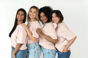 diversidad multicultural y amistad. grupo de mujeres felices de diferentes etnias. foto