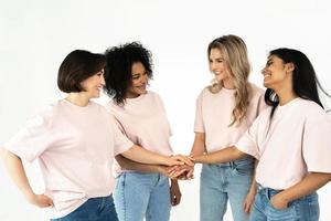 grupo de mujeres de diferentes etnias. diversidad multicultural y amistad. foto