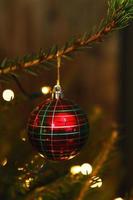 primer plano de las decoraciones en el árbol de navidad foto