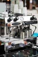 máquina de espresso profesional en una cafetería al aire libre foto