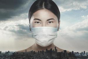 mujer asiática lleva máscara facial durante la epidemia de virus