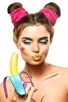 hermosa modelo con maquillaje creativo de arte pop con plátano foto