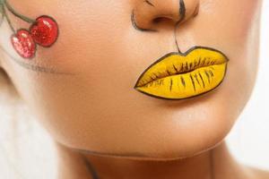 labios femeninos con maquillaje creativo de arte pop foto