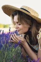 bella joven en un campo lleno de flores de lavanda foto