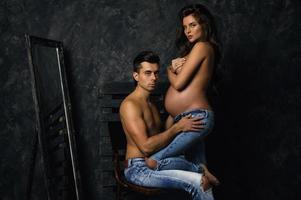 pareja joven sensual esperando un bebé. foto