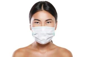 mujer asiática con máscara facial para protegerse de la contaminación del aire o la epidemia de virus foto