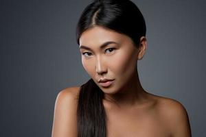 retrato de joven y hermosa modelo asiática