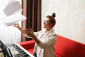 mujer compositora tuvo una inspiración durante una escritura musical foto