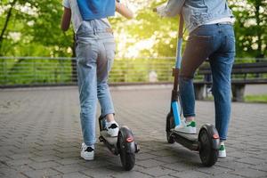 madre e hija montando scooters eléctricos foto