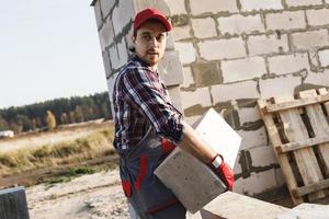 albañil está trabajando en el sitio de construcción foto